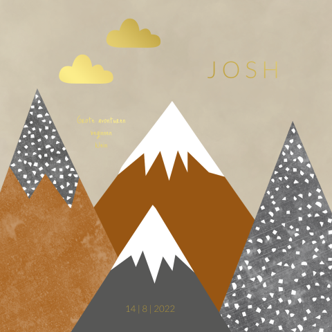 Hip geboortekaartje voor een jongen met bergen en goudfolie wolken
